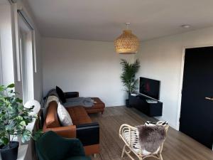 een woonkamer met een bank en een stoel bij 3 Bedroom/3 Bathroom Large Flat Near OVO Hydro in Glasgow