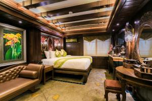 Un dormitorio con una cama, un sofá y un escritorio. en Namton Boutique Hotel, en Chiang Mai