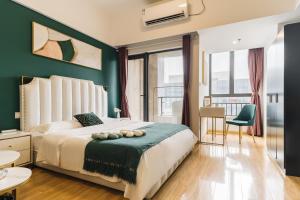 a bedroom with a large bed with a green wall at Livetour Hotel Shenzhou Road Metro Guangzhou in Guangzhou