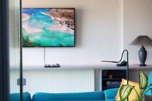 TV a/nebo společenská místnost v ubytování Rithian Blue Coast 2 bedroom seaview apartment