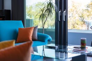 Posezení v ubytování Rithian Blue Coast 2 bedroom seaview apartment