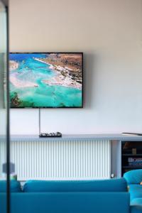 TV a/nebo společenská místnost v ubytování Rithian Blue Coast 2 bedroom seaview apartment