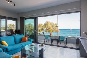 Posezení v ubytování Rithian Blue Coast 2 bedroom seaview apartment