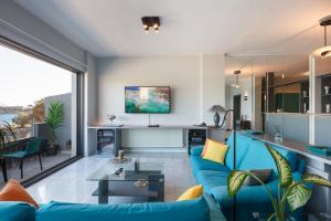 Posezení v ubytování Rithian Blue Coast 2 bedroom seaview apartment