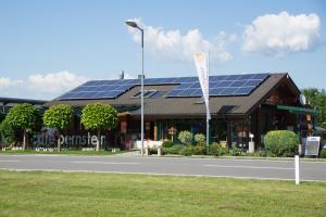 un edificio con paneles solares en el techo en gästehaus-bernstein, en Marchegg