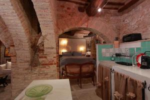 een slaapkamer met een bed in een bakstenen muur bij La Casina Del Lillotatini in Panicale
