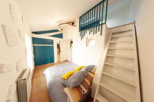 a bedroom with a bunk bed and a staircase at MAGNOLIA-6 Min de la Gare - Baignoire Balnéo- Wifi Gratuit in Melun