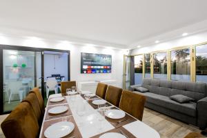 una sala da pranzo con tavolo e divano di Luxury Apartment ad Adeje