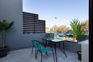Balkón nebo terasa v ubytování Rithian Blue Coast 2 bedroom seaview apartment