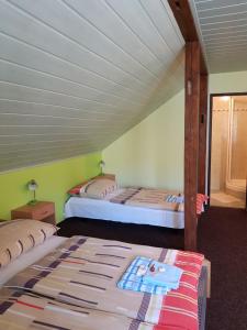 מיטה או מיטות בחדר ב-Guest House Pod Lesem Merklín