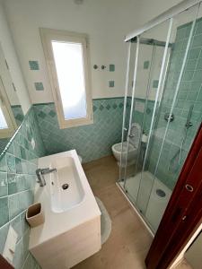 維拉日堡的住宿－Pinus Village Apartments 4 vista mare，一间带水槽和淋浴的浴室