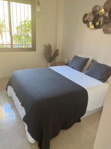 1 dormitorio con 1 cama grande en una habitación en Modern Calanova Sea Golf apartment, en La Cala de Mijas