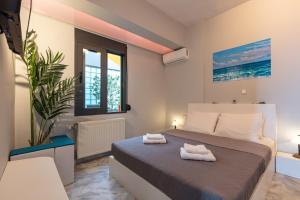 Postel nebo postele na pokoji v ubytování Rithian Blue Coast 2 bedroom seaview apartment