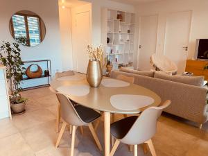 - un salon avec une table et des chaises dans l'établissement Appartement T3 Confluence, à Lyon