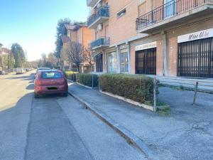 ein rotes Auto, das an der Straßenseite geparkt ist in der Unterkunft Casa Leo in Reggio nell'Emilia