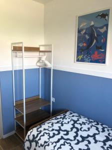 a bedroom with a bunk bed and a painting at 't Achterom in Bruinisse