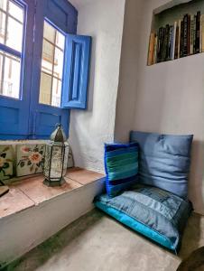 コンペタにあるCasa La Piedraの窓のある部屋(青い椅子付)