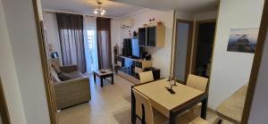 Televízia a/alebo spoločenská miestnosť v ubytovaní Apartamento MAGIC WORLD nueva Marina D`or 2 dormitorios Edificio Torremar