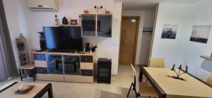 Televízia a/alebo spoločenská miestnosť v ubytovaní Apartamento MAGIC WORLD nueva Marina D`or 2 dormitorios Edificio Torremar