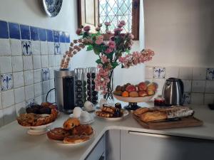un bancone della cucina con piatti di pane e dolci di Manoir de la Beunèche - location du manoir entier a Roézé-sur-Sarthe