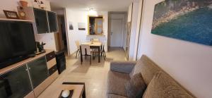 Kuchyňa alebo kuchynka v ubytovaní Apartamento MAGIC WORLD nueva Marina D`or 2 dormitorios Edificio Torremar