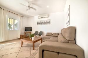 sala de estar con sofá y mesa en Villa Jesica - PlusHolidays en Calpe