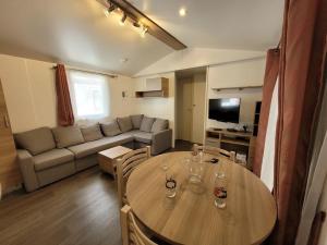 Televízia a/alebo spoločenská miestnosť v ubytovaní MOBIL HOME 68 JARDINS ATLANTIQUE