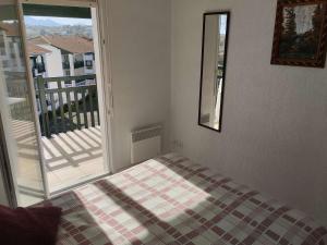 アンダイエにあるAppartement Hendaye, 2 pièces, 4 personnes - FR-1-2-327のバルコニー付きの客室のベッド1台分です。