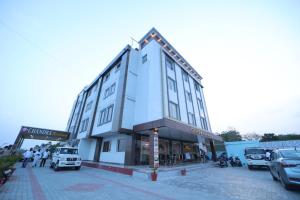 DharmapuriChandra Residency的停车场里停着汽车的建筑物
