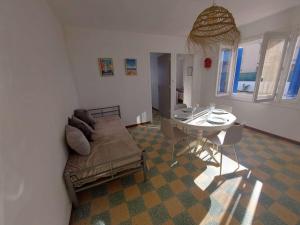 salon z kanapą i stołem w obiekcie Maison chaleureuse 3 pièces à 60m de la plage avec jardin et terrasse barbecue - FR-1-326-772 w mieście Marseillan