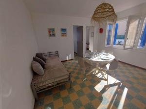 uma sala de estar com um sofá e uma mesa em Maison Marseillan-Plage, 3 pièces, 6 personnes - FR-1-326-772 em Marseillan