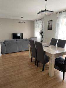Posedenie v ubytovaní appartement vacances en copropriété avec parking