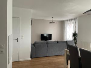 Televízia a/alebo spoločenská miestnosť v ubytovaní appartement vacances en copropriété avec parking