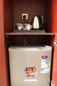 un frigorifero in un armadio con una mensola sopra di فندق القرية العالية - هاي فيليج هوتيل High village Hotel a Sagrit