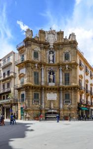 un gran edificio con un reloj en la parte delantera en Centro Città Basement, en Palermo