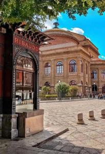 una tienda frente a un gran edificio en Centro Città Basement, en Palermo 6 fotos más