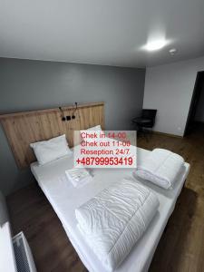 Una cama grande en una habitación con un cartel. en FOKA Hostel en Breslavia