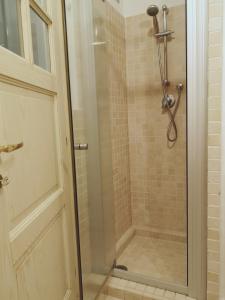W łazience znajduje się prysznic ze szklanymi drzwiami. w obiekcie Casa Mica w mieście Abbadia San Salvatore