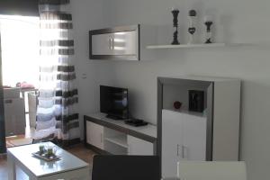 Telewizja i/lub zestaw kina domowego w obiekcie Appartement tout confort, Rez-de chaussée,3 chambres, 2 salles de bain