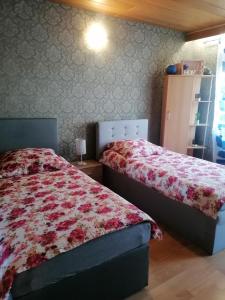 een slaapkamer met 2 bedden in een kamer bij Ferienwohnung Gabry in Saarlouis