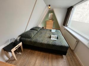 Postel nebo postele na pokoji v ubytování Lennon's Beachhouse Zandvoort