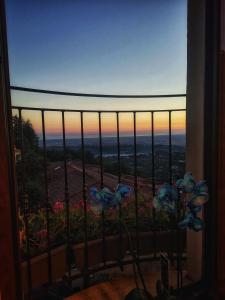 una ventana con vistas a la puesta de sol en Drì bed & breakfast en Rocca di Papa