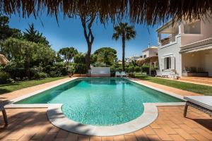 una piscina en el patio trasero de una casa en Villa Sunset,sleeps 9,heatable pool,walk to marina, en Vilamoura