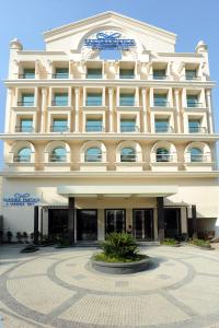 a large white hotel with a large building at Sarovar Portico- Jalandhar in Jalandhar