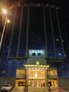 um edifício com um sinal em frente em Sultan Hotel em Meca