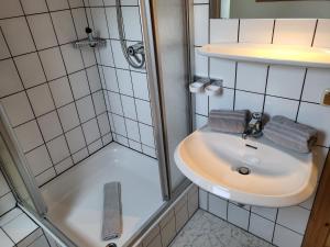 ザンクト・ペーター・オルディングにあるFerienhaus Op de Diekの洗面台とシャワー付きのバスルーム +35枚の写真