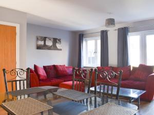 una sala de estar con sofás y mesas rojos en Coast House, en Bersted