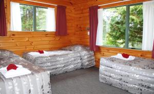 Posezení v ubytování The Chalets Motel + 33 fotografií