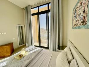 1 dormitorio con cama y ventana grande en tawila T 31 en Hurghada