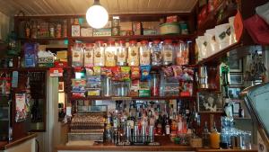 un bar con muchas botellas en la pared en Peggy Moores en Drogheda